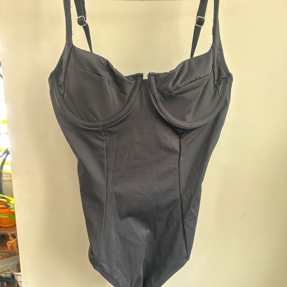 Black Underwire Structured One-Piece swimsuit